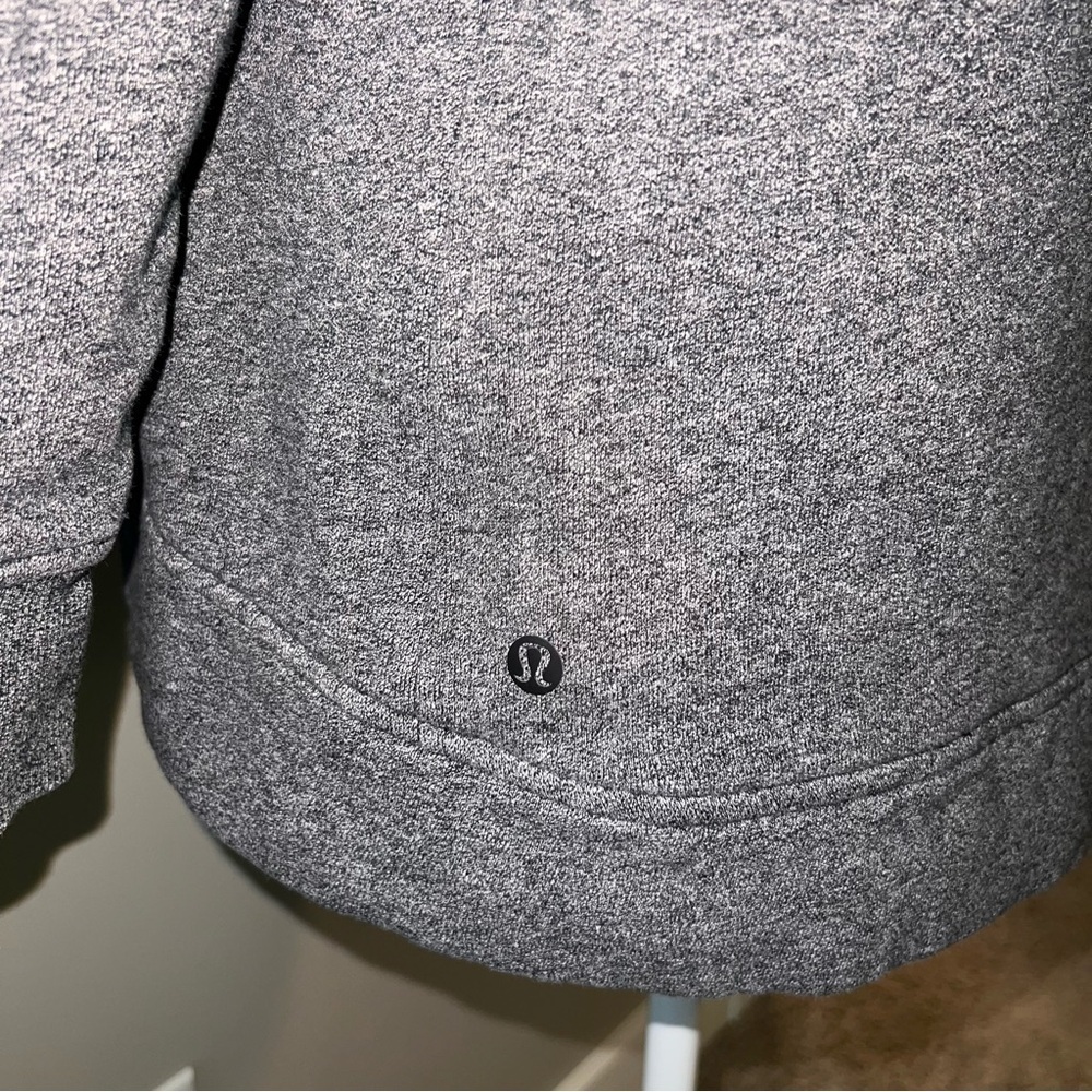 Lululemon Women's Gray Pullover 
Hooded Active Run Yoga Gym Sweatshirt 
Size 6 - Picture 3 of 6
